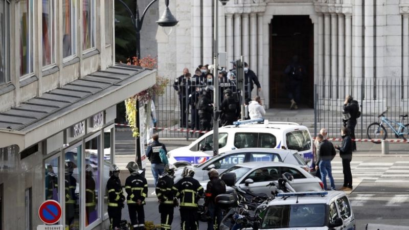 Trei oameni au fost omorâți într-un atac cu armă albă, joi în Nisa, la biserica Notre Dame.