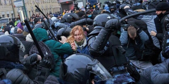 Proteste violente la Moscova: 40.000 de persoane prezente la mitingul declanșat de Aleksei Navalnîi împotriva lui Vladimir Putin. 2000 de persoane au fost reținute