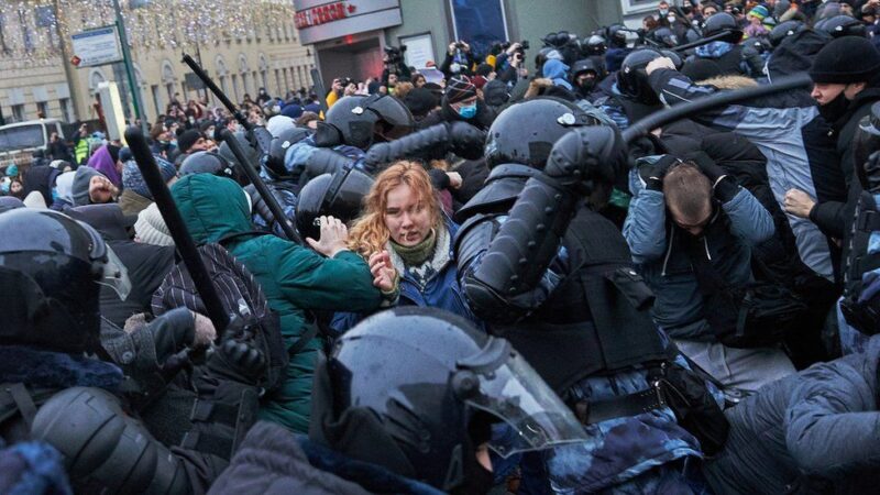 Proteste violente la Moscova: 40.000 de persoane prezente la mitingul declanșat de Aleksei Navalnîi împotriva lui Vladimir Putin. 2000 de persoane au fost reținute