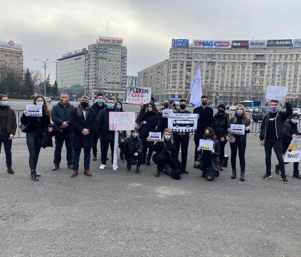 Elevii îi vor acționa în judecată pe Florin Cîțu și Sorin Cîmpeanu, dacă Guvernul va da OUG prin care se blochează transportul elevilor