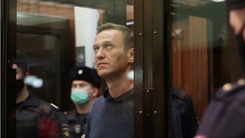 Alexei Navalnîi, condamnat la trei ani şi jumătate de închisoare. Ruşii ies din nou în stradă
