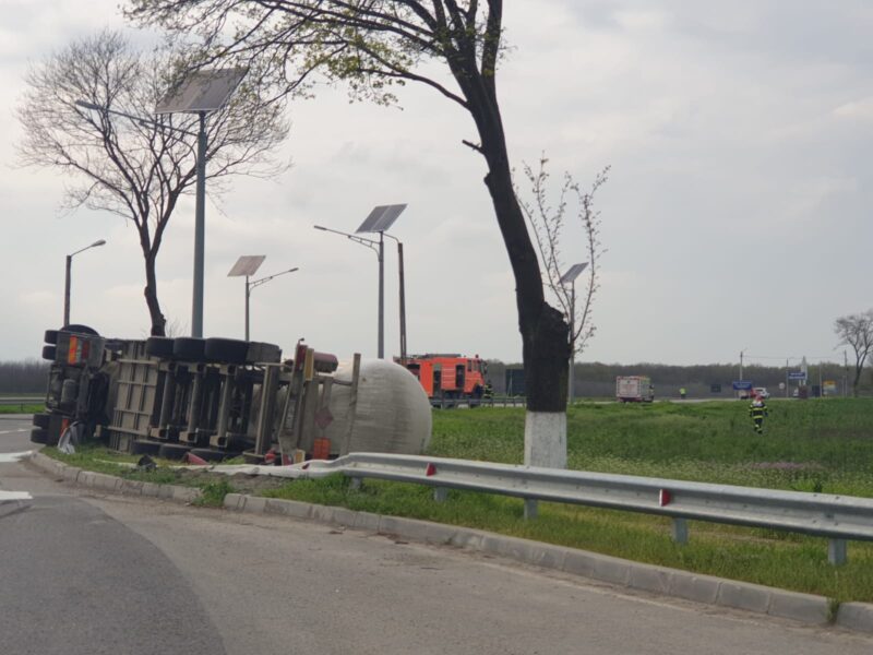 Accident în Mihail Kogălniceanu: O autocisternă încărcată cu GPL s-a răsturnat