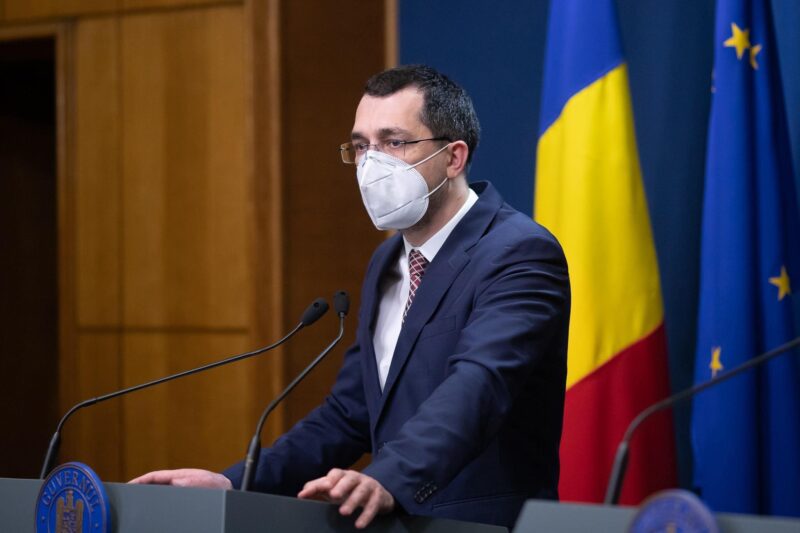 Vlad Voiculescu despre instituțiile publice din domeniul sănătății: Aproape în fiecare punct, oriunde calci, calci pe un carnet de partid