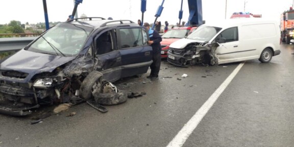 Accident rutier pe podul din Murfatlar: trei autoturisme implicate și două victime