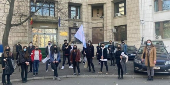 Asociațiile de elevi din țară: Sorin Cîmpeanu dă o nouă țeapă elevilor navetiști!