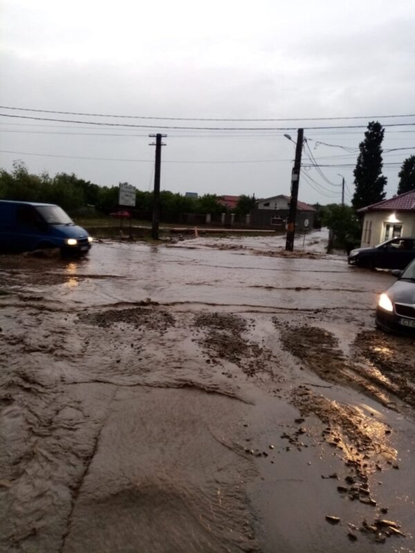 Cod PORTOCALIU de inundații în județul Constanța / În Tuzla sunt mai multe gospodării inundate și mașini avariate din cauza surpării unui podeț