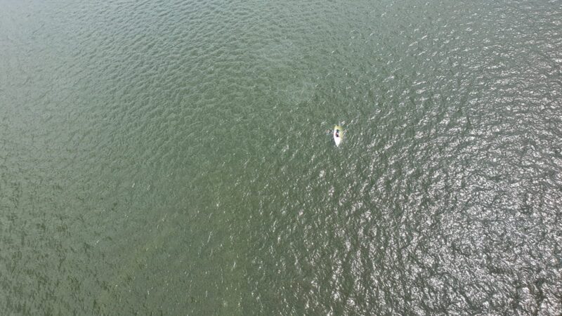 UPDATE. Alertă pe Lacul Siutghiol. Două persoane aflate într-un caiac nu pot ajunge la mal din cauza valurilor puternice