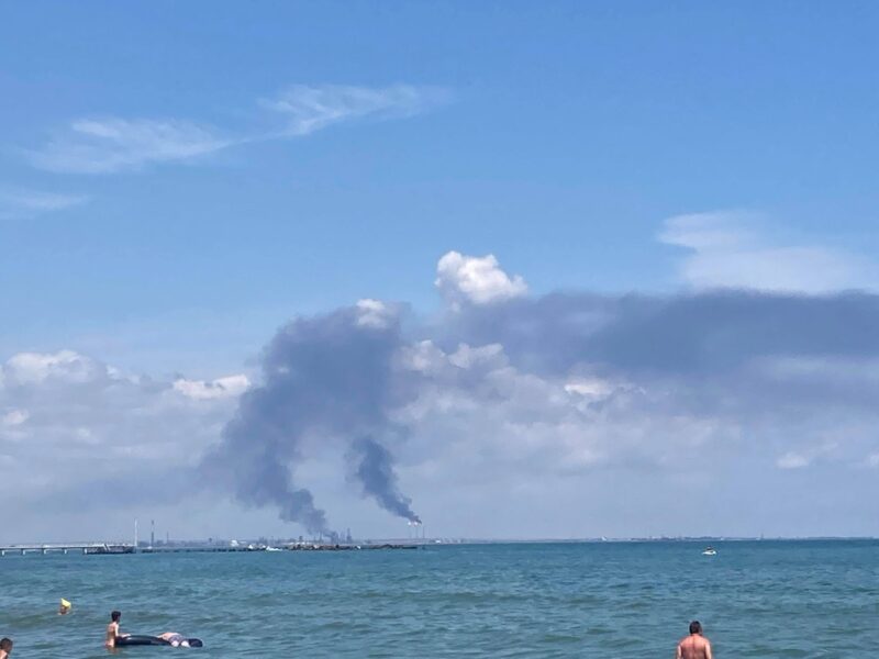 Urmările exploziei de la Petromidia. Norul de fum se va deplasa spre mare, spun meteorologii