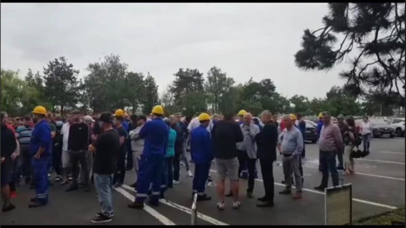 Explozie Petromidia. Zeci de angajați au protestat în fața rafinăriei Rompetrol