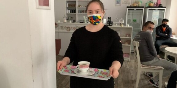 În București a fost deschisă prima ceainărie în care servesc tineri cu sindromul Down