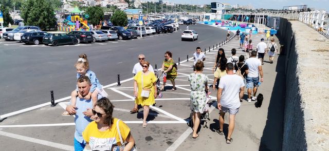 Motivul desființării locurilor de parcare din Portul Tomis. Primăria Constanța: Constănțenii dar și turiștii erau nevoiți să se strecoare printre autoturismele parcate, riscând să fie accidentați