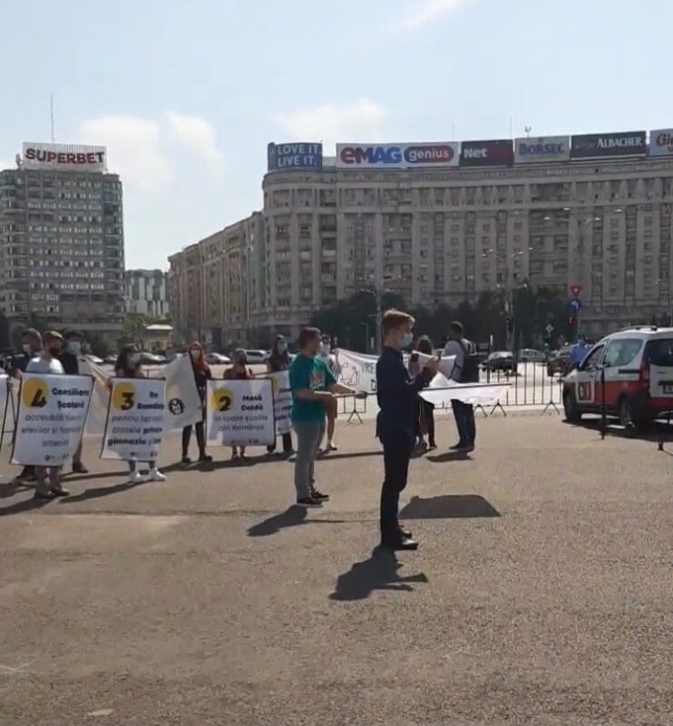 VIDEO. Zeci de elevi au protestat în fața guvernului, în debutul anului școlar