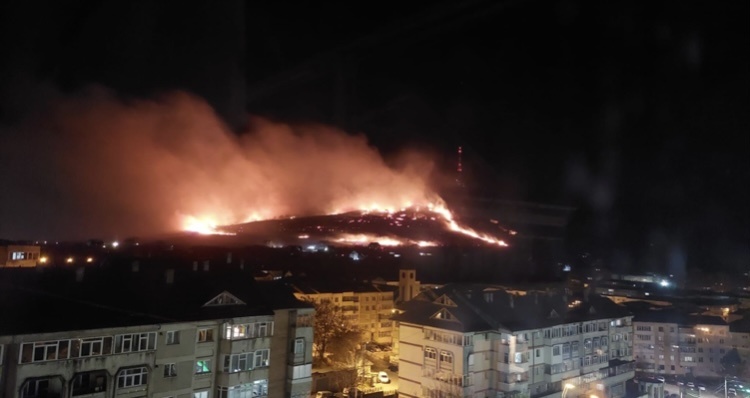 Incendiu puternic pe dealul Pietricica din Piatra-Neamț