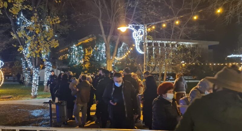Un grup de persoane, fără certificat verde, a forțat intrarea la Târgul de Craciun din Constanța / Oamenii au dărâmat gardurile montate de autorități, anunță Primăria Constanța