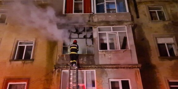 Incendiu la un bloc din Medgidia: cinci persoane transportate la spital, toți locatarii au fost evacuați, mai multe garsoniere au fost afectate