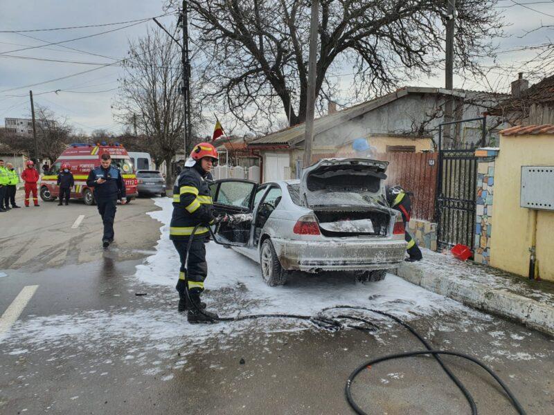 Un autoturism a luat foc în Medgidia. Au intervenit pompierii ISU Dobrogea