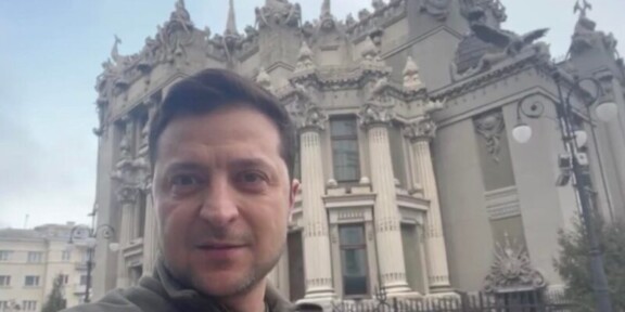 Președintele Zelenski: „Eu sunt aici, nu vom depune armele!”