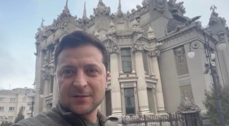 Președintele Zelenski: „Eu sunt aici, nu vom depune armele!”