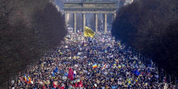Peste 100.000 de oameni au ieșit în stradă împotriva lui Putin la Berlin