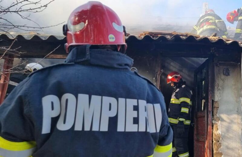 Intervenție a pompierilor la parterul unui bloc din Constanța. O femeie a suferit arsuri