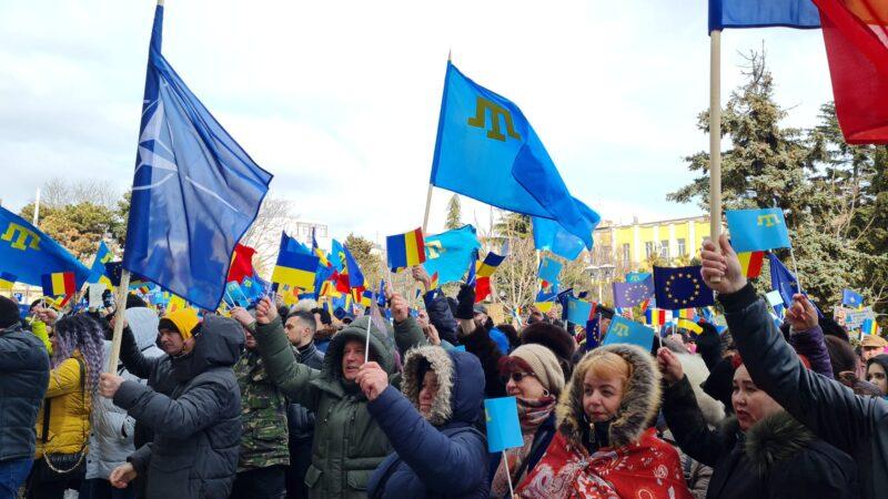 Constanța este alături de Ucraina: Mai mulți constănțeni s-au adunat în fața Prefecturii în semn de solidaritate cu poporul ucrainean, în contextul invaziei ruse