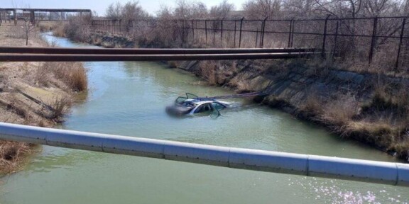 UPDATE. Mașină căzută într-un canal cu apă, pe DJ 226, între Năvodari și Corbu. Șoferul autoturismului s-a urcat băut la volan