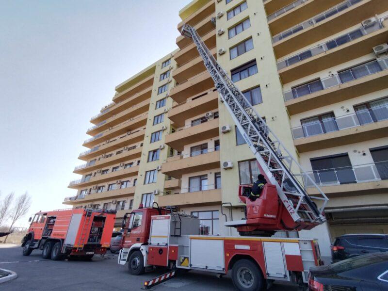 UPDATE. Pompierii intervin la un incendiu izbucnit la un apartament din cartierul Summerland, Mamaia