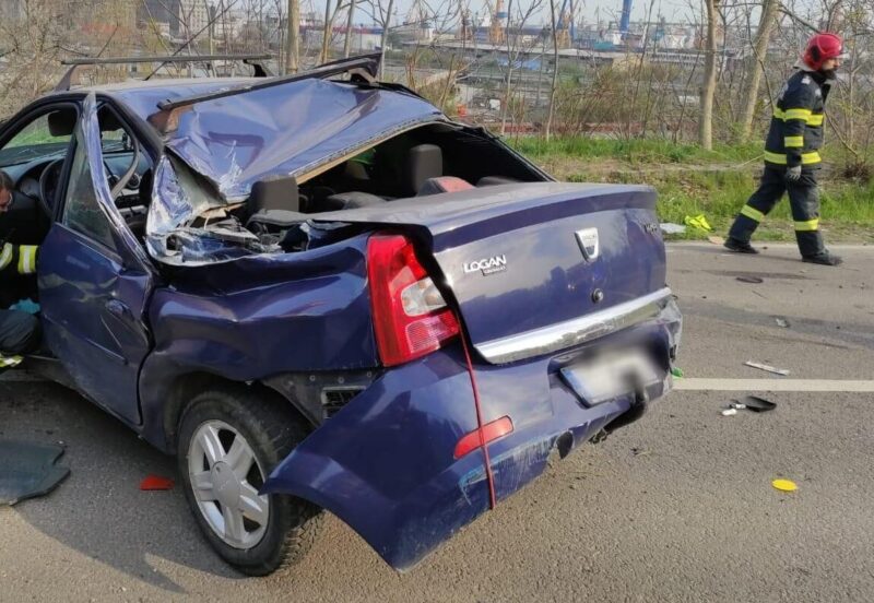 Accident pe strada prelungirea Traian din Constanța: o mașină s-a răsturnat