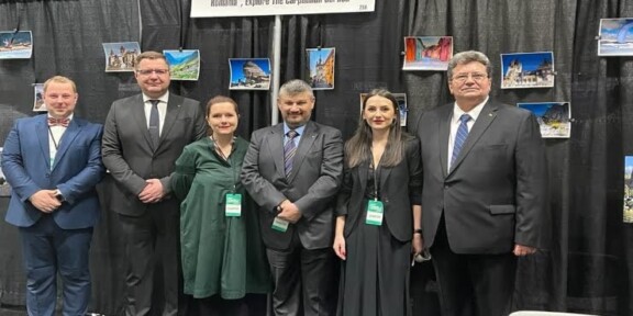 Ministerul Antreprenoriatului și Turismului: Toate participările la târgurile internaționale de turism au fost suspendate /Consulatul României la New York s-a prezentat cu o perdea neagră cu poze scoase la imprimantă la unul dintre cele mai mari târguri de turism