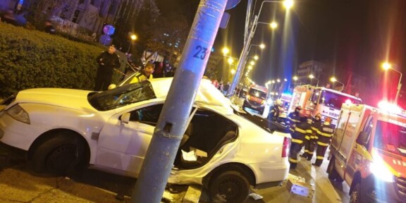 O mașină a intrat într-un stâlp, în stațiunea Mamaia: șoferul mașinii, în vârstă de 21 de ani, a murit. Alte trei persoane au ajuns la spital