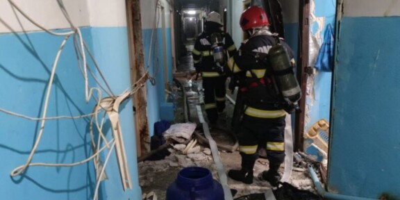 Explozie urmată de un incendiu la un bloc de pe strada Egretei din Constanța. Două victime au fost transportate la spital în stare gravă