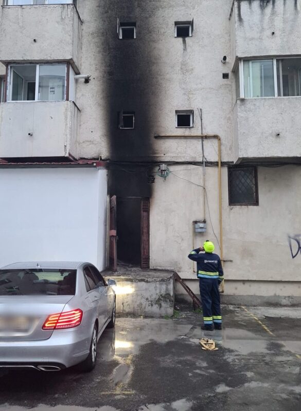 Fum pe casa scării unui bloc din Constanța, în această dimineață: au intervenit pompierii