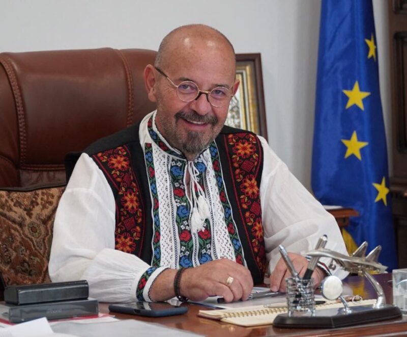 Primarul Sectorului 5 al Bucureştiului a fost reţinut pe Aeroportul Otopeni. Piedone a fost dus sub escortă la DNA pentru audieri într-un nou dosar