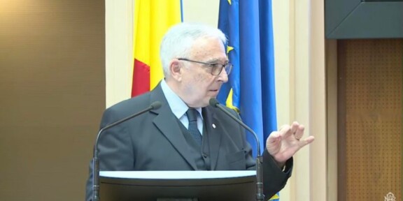 Mugur Isărescu îndeamnă românii la calm după ce inflația a ajuns la aproape 14%: „Să mai bem câte un ceai de tei”