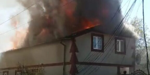 O casă din Costinești a fost cuprinsă de flăcări: incendiul a pornit în urma unui scurtcircuit la un aparat electrocasnic