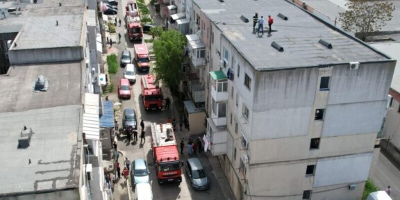 Fum dens la un bloc din Năvodari: 20 de persoane au fost evacuate /Pompierii verifică sursa fumului