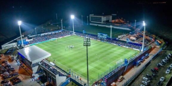 Pompierii constănțeni intervin la un incendiu izbucnit la stadionul Academiei Hagi din Ovidiu