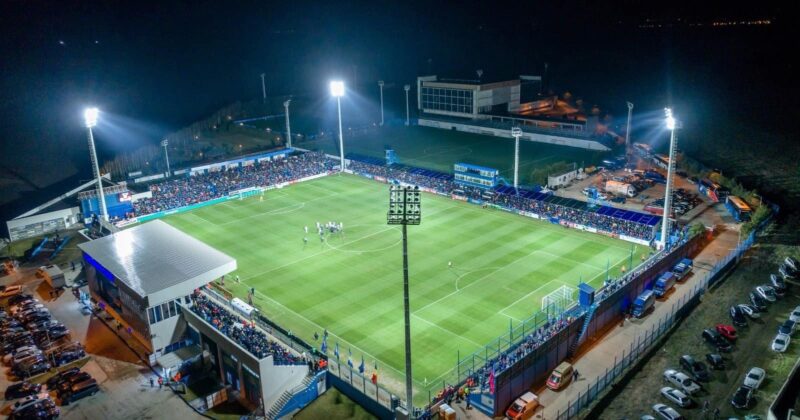 Pompierii constănțeni intervin la un incendiu izbucnit la stadionul Academiei Hagi din Ovidiu