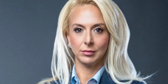 De ce nu se apucă „blonda de la ADD”… de videochat?
