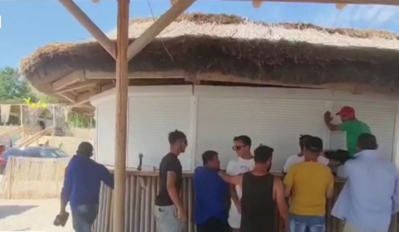Demolări cu scandal pe plaja din Vama Veche.