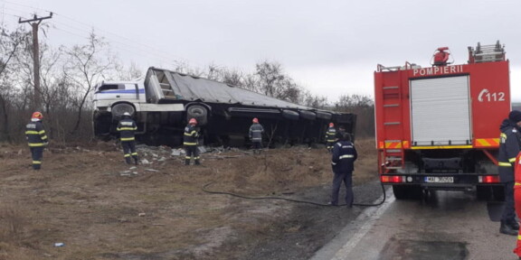 PERICOL DE EXPLOZIE. Accident rutier urmat de scurgeri de combustibil pe DN2A