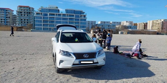 O familie de ucraineni și-a parcat mașina pe nisip în stațiunea Mamaia pentru un picnic