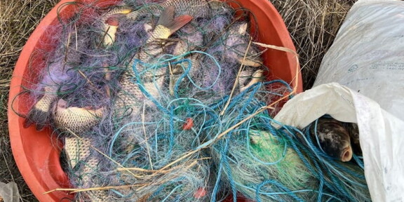 Două persoane prinse în timp ce pescuiau ilegal cu plase monofilament pe lacul Sinoe