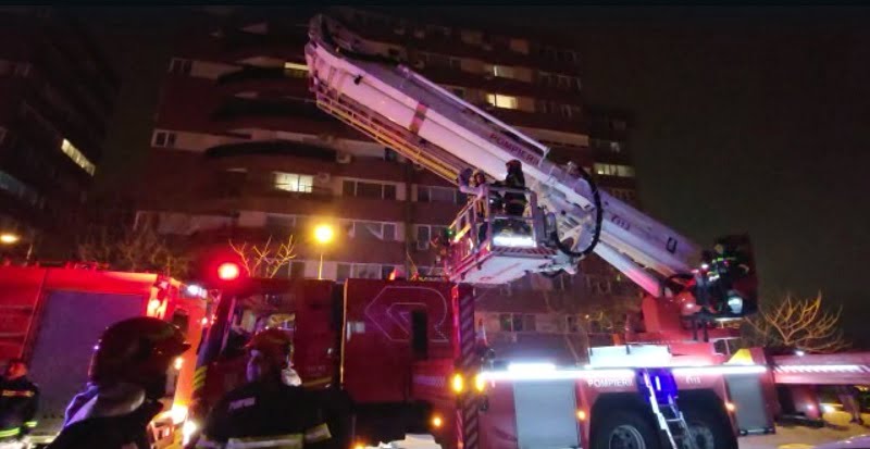 Explozie urmată de incendiu, la Constanța: două persoane au ajuns la spital – clădirea a fost grav avariată