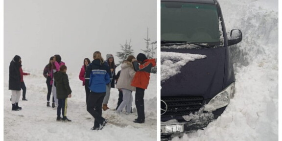 Grup de 10 copii, ajutați de jandarmii montani să ajungă în siguranță la destinație după ce au rămas înzăpeziți