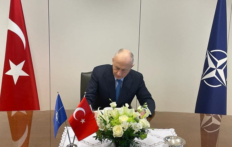 Mircea Geoană a semnat în Cartea de Condoleanţe deschisă pentru Turcia la NATO