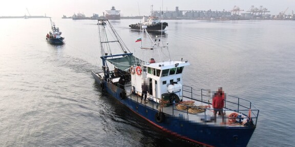 Trei pescadoare depistate la pescuit ilegal în zona economică exclusivă a României în Marea Neagră