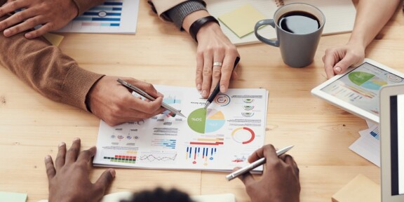 Comoditizarea, conceptul care distruge tot ce întâlneşte în cale în business. Numai liderii unei pieţe pot să reziste şi să facă bani când toţi ceilalţi copiază produsele