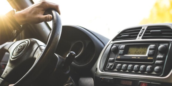 Fără permis de conducere și cu numere de înmatriculare false pe străzile unui sat din Constanța / În cauză s-a întocmit dosar de cercetare penală