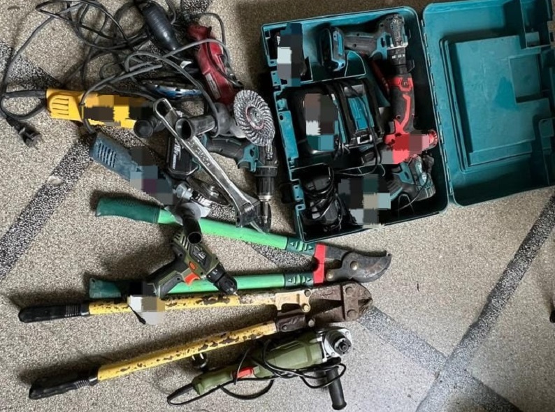 Bărbați reținuți după ce au furat mai multe bunuri electrice în valoare de peste 4.000 de lei